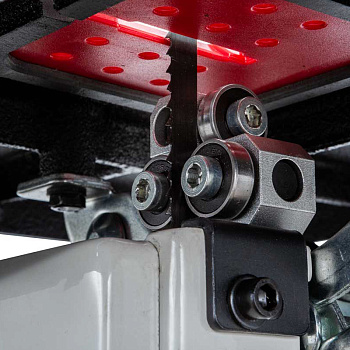 рабочие параметры позволяют «распускать» довольно крупные заготовки с высотой до 152 мм, предусмотрен наклон стола для выполнения скошенных резов