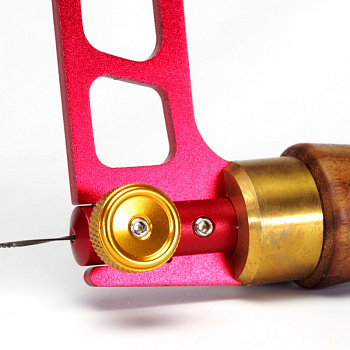 Лобзик ручной HSS-100 Woodwork с эксцентриковым натяжителем полотна оснащен регулировочным винтом (для подтягивания пилки) и двумя зажимными винтами.