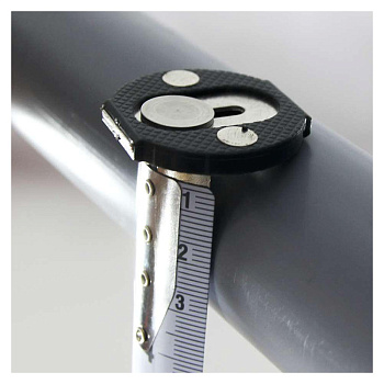 Рулетка Savage GripLine имеет широкую ленту шириной 27 мм и эксклюзивный поворотный магнитный наконечник, который можно использовать для крепления к металлической поверхности, такой как металлическая балка, труба или оконная рама