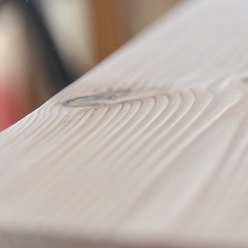 Мягкие волокна аккуратно и мягко вышлифовываются, максимально подчеркивая текстуру древесины