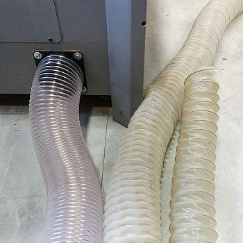 Полиуретановый шланг  Woodwork/Вудворк (слева) в сравнении с двумя другими шлангами (справа).