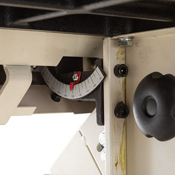 Высокую надежность и долговечность, даже при интенсивной эксплуатации, обеспечивают мощные двигатели (доступные в одно- и трехфазном исполнении)