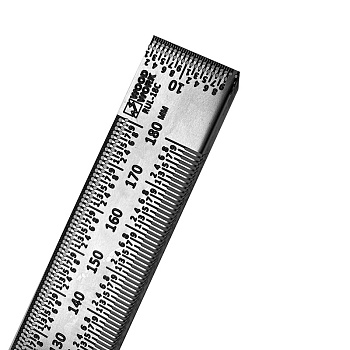 Функциональной особенностью этой линейки является то, что на линейке, помимо стандартной нанесённой разметки, методом прецизионной лазерной резки изготовлены сквозные отверстия под разметочный карандаш с грифелем толщиной до 0.5 мм