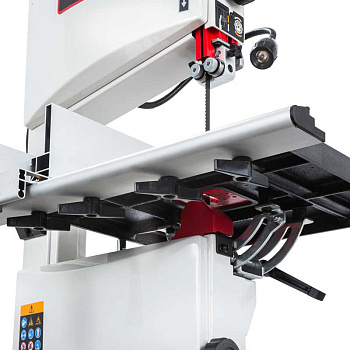 Cтанок оснащен трехточечными роликовыми направляющими, чугунным рабочим столом, возможностью выбора одной из двух скоростей и способен работать с заготовками