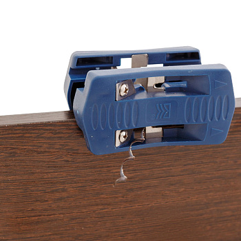 Двусторонний подрезатель кромки используется для снятия неровностей на кромке панели или плиты