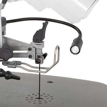 Гибкий светильник подсветки JET JSS-18 также не мешает работе, освещая нужную область