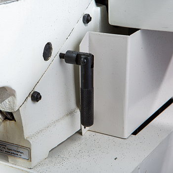 JJ-6 — фуговальный станок с длинными чугунными столами, предназначенный для любительского применения