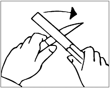Затачивайте с небольшим нажимом продолжительными движениями вдоль поверхности лезвия от рукоятки к верхушке поочерёдно обе стороны ножа. Для доводки используйте неперфорированную часть бруска.