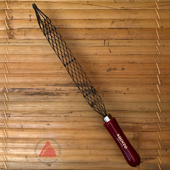 Совершенно уникальный японский инструмент, лезвие которого состоит из нескольких металлических полотен, похожих на ножовки, но с зубцами, вырезанными по обоим краям, и расположенными в виде решётки