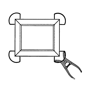 Инструмент используется для зажима рамок при помощи пружинных скоб