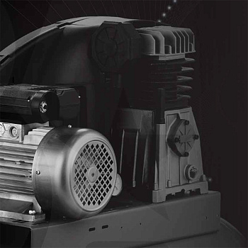 В компрессоре предусмотрена эффективная система охлаждения с использованием алюминиевых головок цилиндров с большим охлаждающим радиатором для промежуточного и окончательного охлаждения для получения сжатого воздуха высшего качества