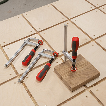 Cтрубцины F-образные кованые WOODWORK с винтовой рукояткой